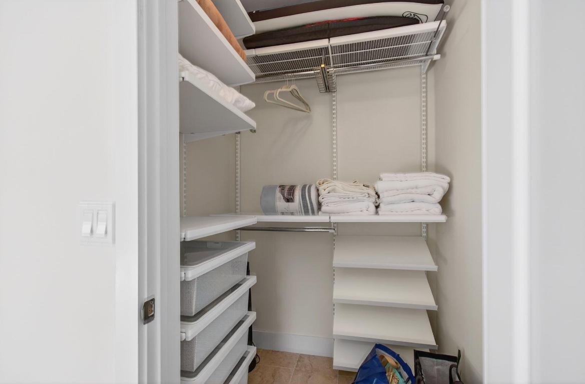 VILLAGE ROYALE GREENTREE CONDO - Residential