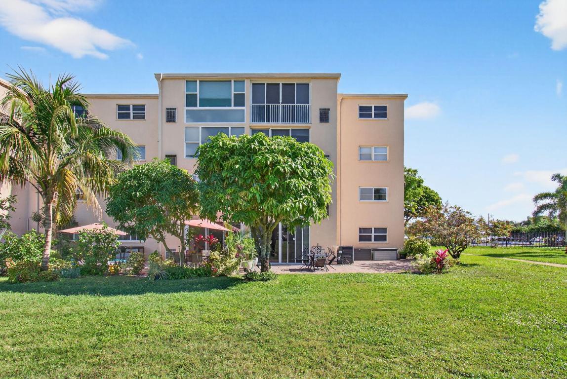 VILLAGE ROYALE GREENTREE CONDO - Residential