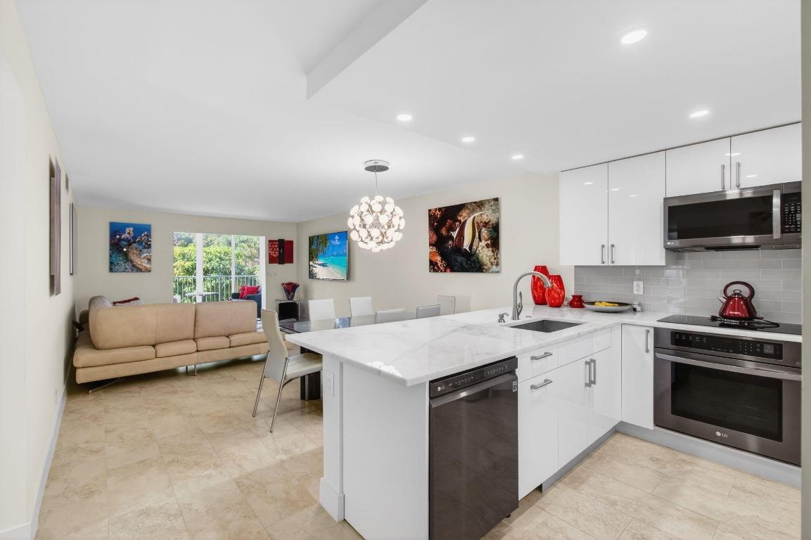 VILLAGE ROYALE GREENTREE CONDO - Residential