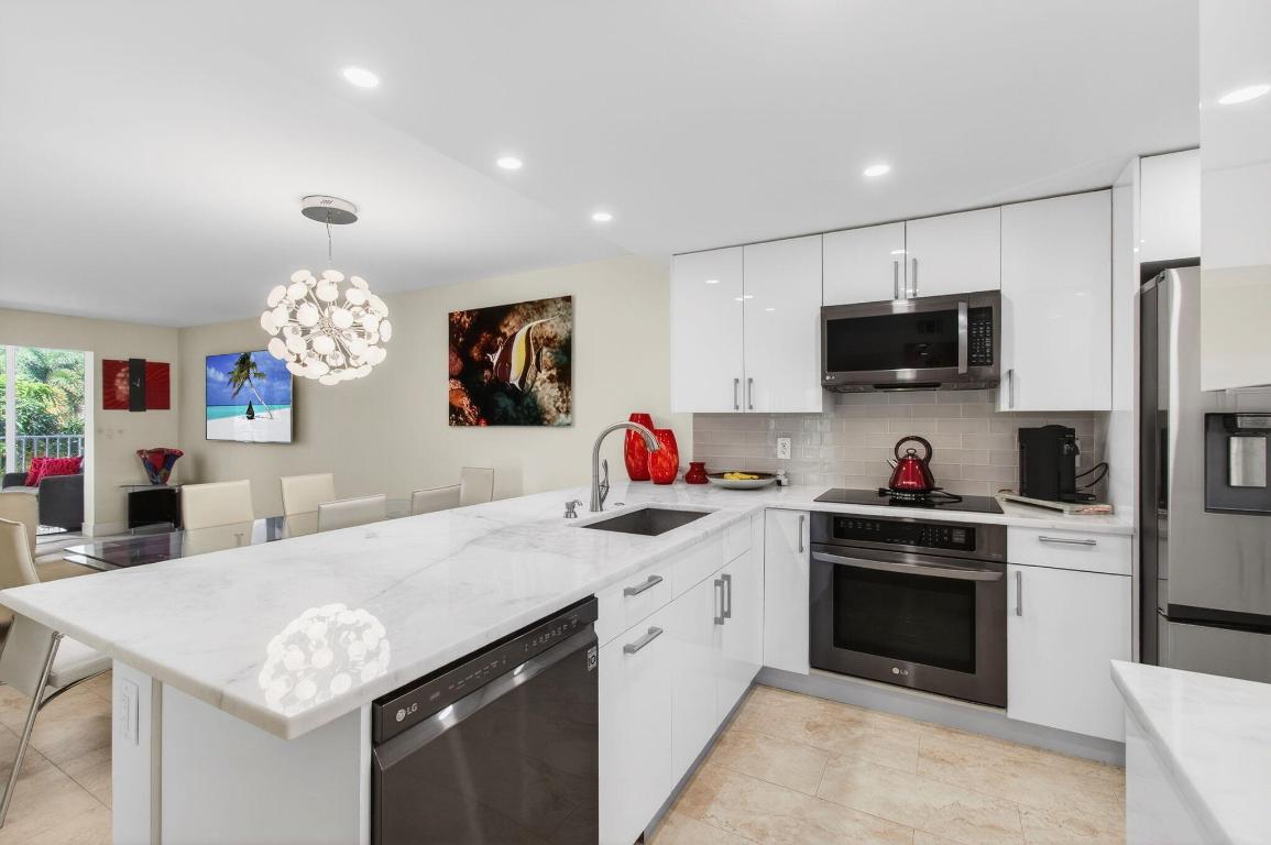 VILLAGE ROYALE GREENTREE CONDO - Residential