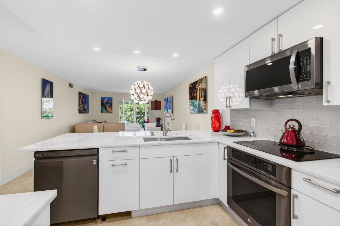 VILLAGE ROYALE GREENTREE CONDO - Residential