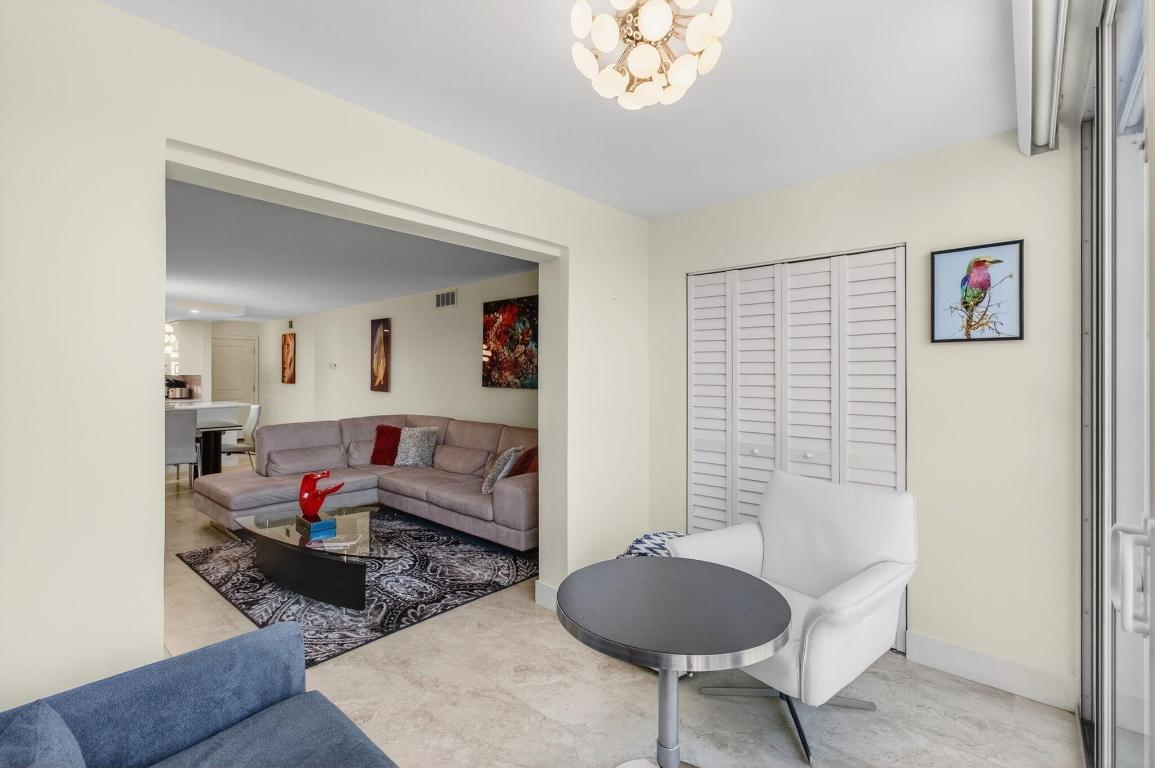 VILLAGE ROYALE GREENTREE CONDO - Residential