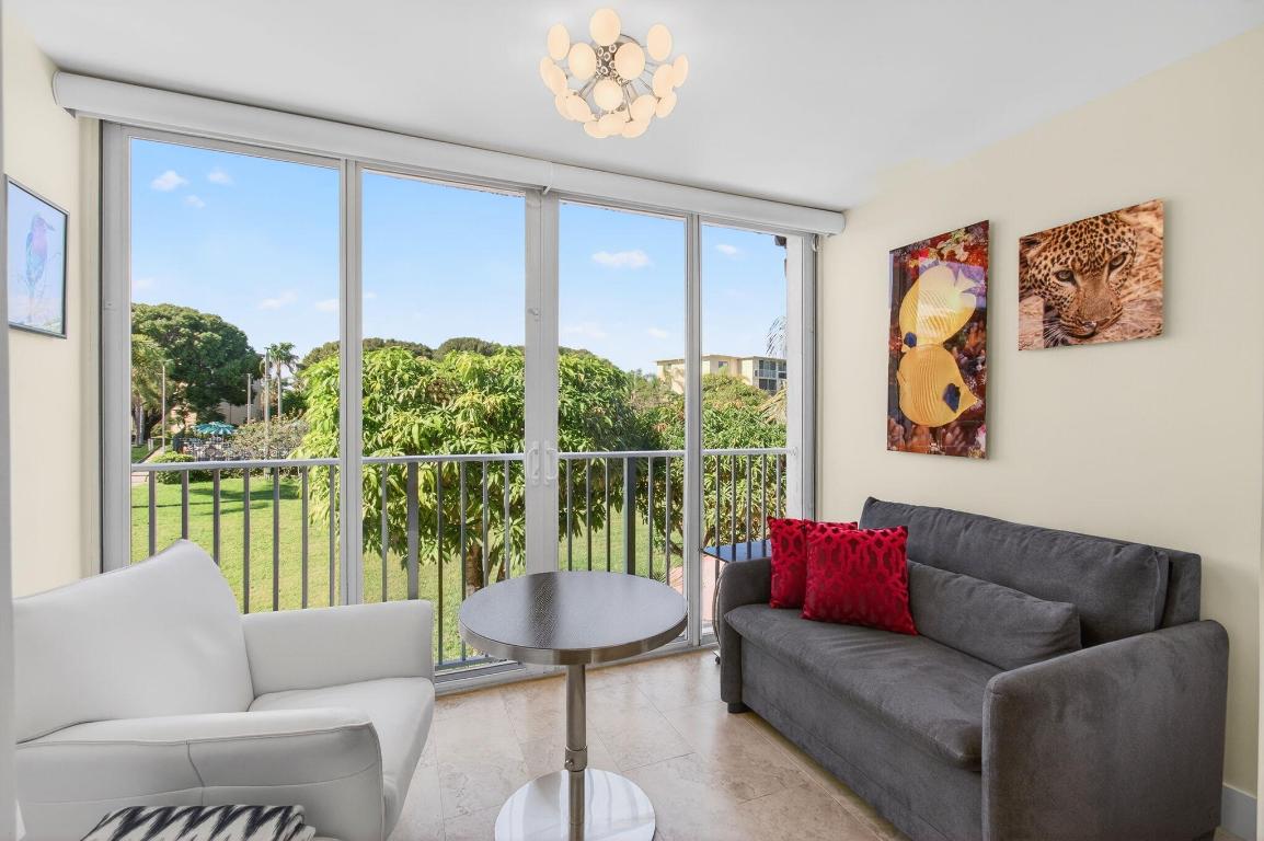 VILLAGE ROYALE GREENTREE CONDO - Residential