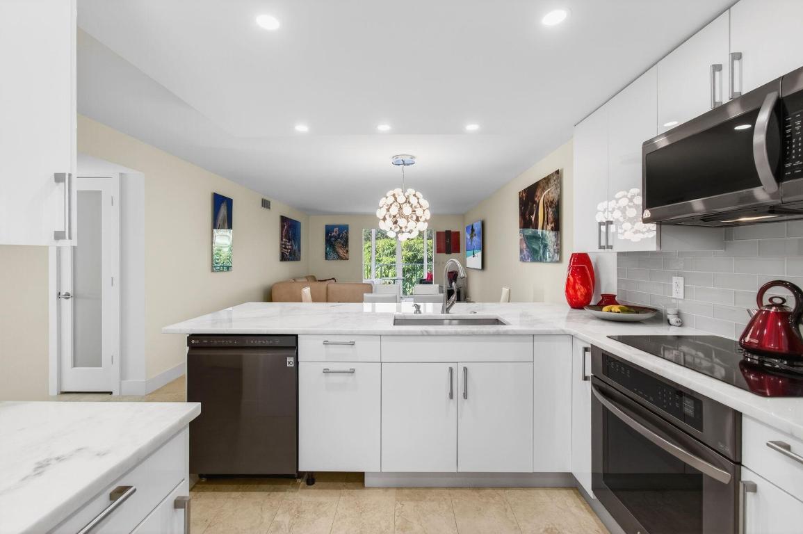 VILLAGE ROYALE GREENTREE CONDO - Residential