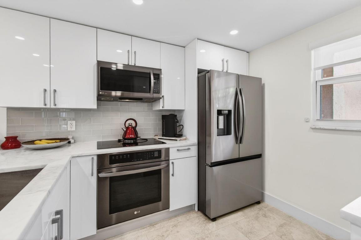 VILLAGE ROYALE GREENTREE CONDO - Residential