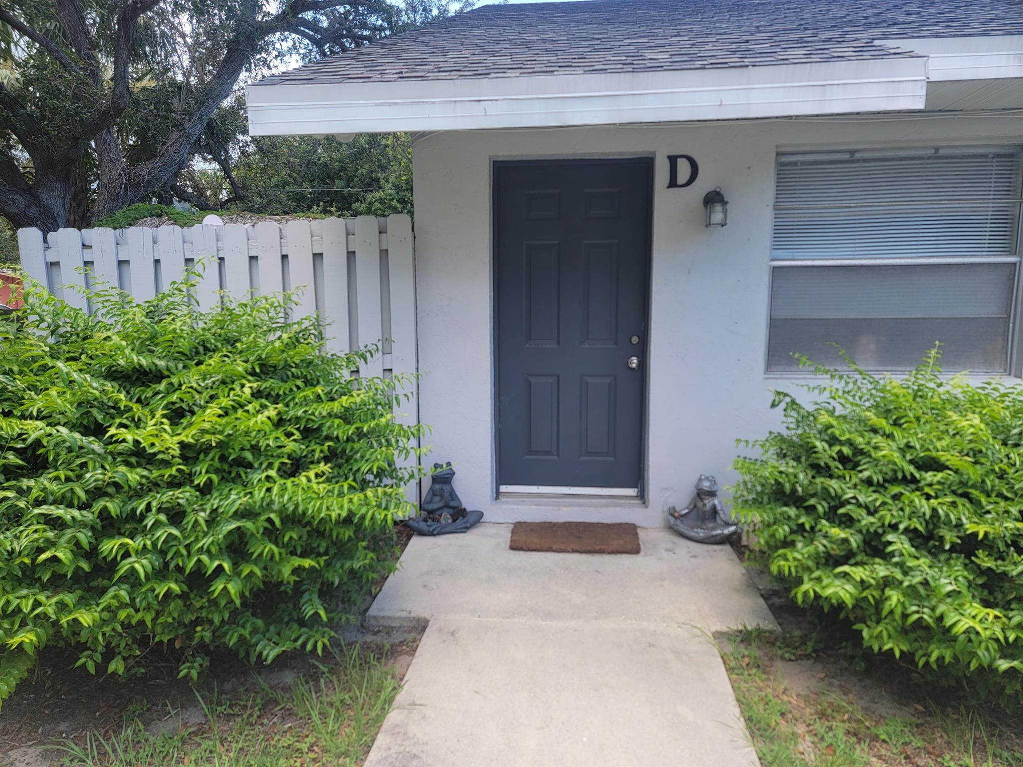 ATTENTION INVESTORS! Nice one bedroom one and a half bath unit in good condition! Tile throughout, new roof 2022-2023, new exterior paint, income producing...make money right away! Excellent tenant that maintains the unit and would love to stay! Tenant has made the back yard into their own little oasis complete with tiki hut. Great location, public utilities...a must see!