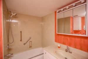 PINEAPPLE BLUFF - Residential