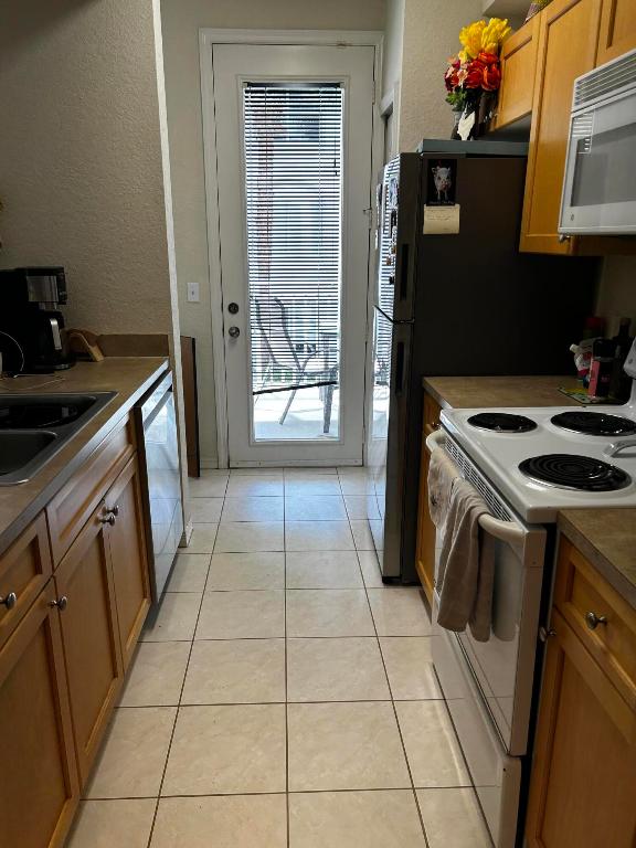 RESIDENCES AT LEGACY PLACE CONDO - Residential Lease