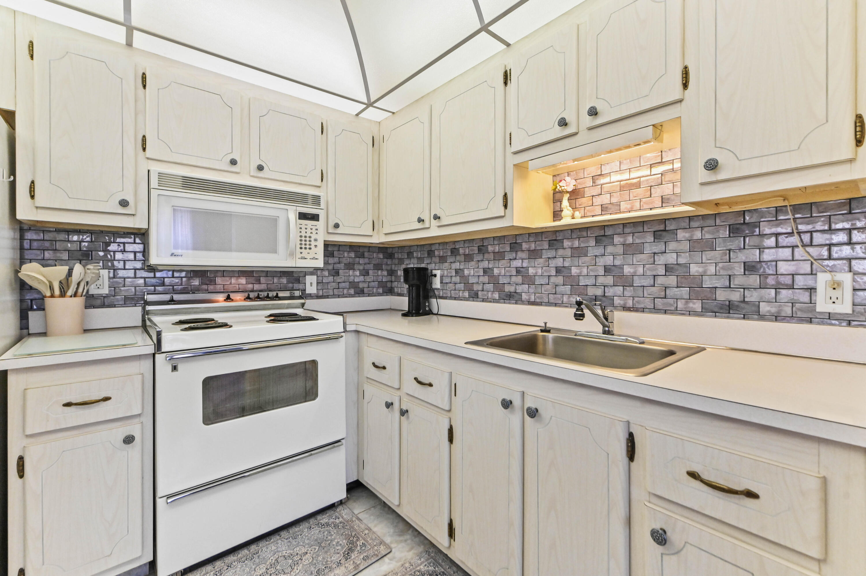 KINGS POINT SAXONY CONDOS - Residential