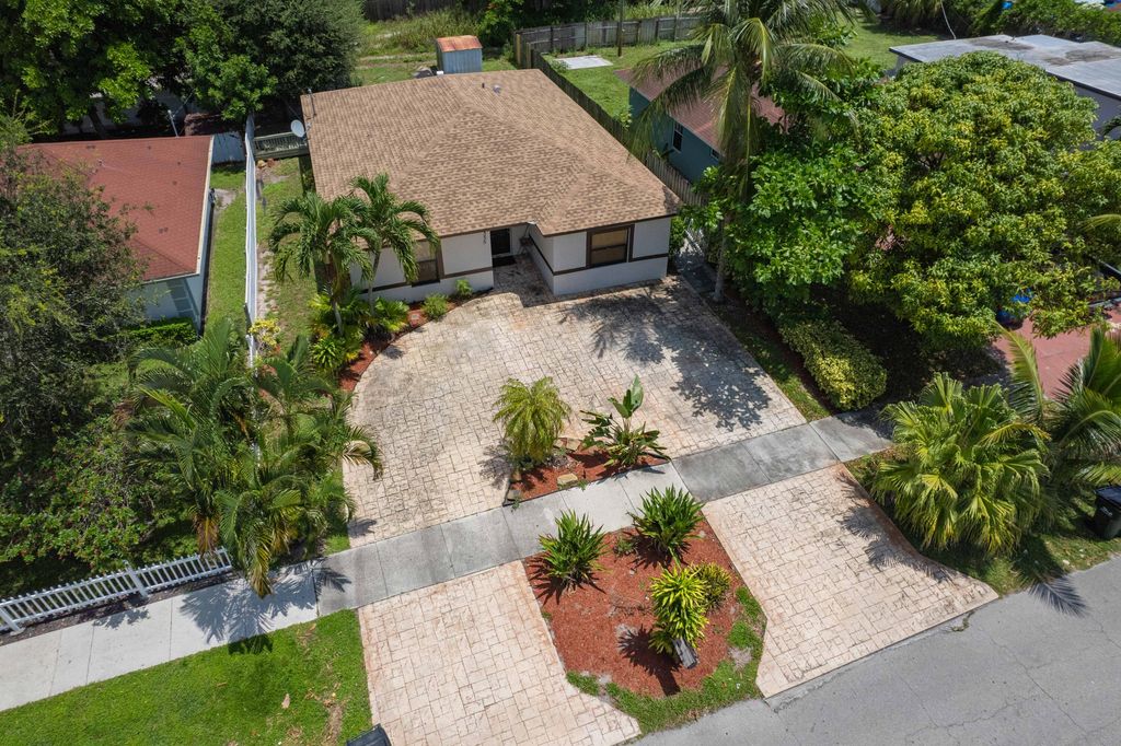 Photo of 355 NW 5th Avenue, Delray Beach, FL 33484 (MLS # R10924996)