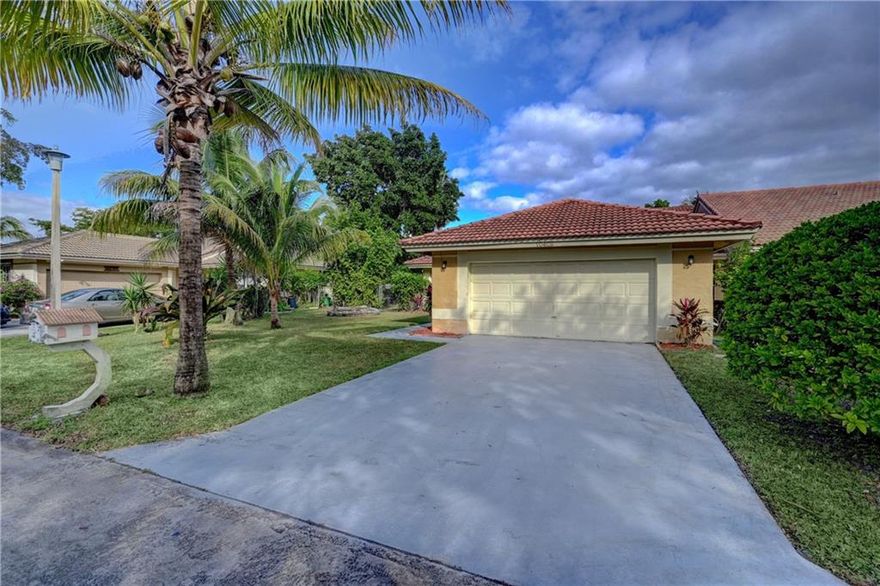 Stop the car. A rare find in the heart of Coral Springs. The home features 3 bedrooms, 2 full bath along with a 2 car garage. Single story ATTACHED home with NO HOA!!!!  No neighbors behind you, for extra privacy. Great starter home to add your personal touches.  WELCOME HOME