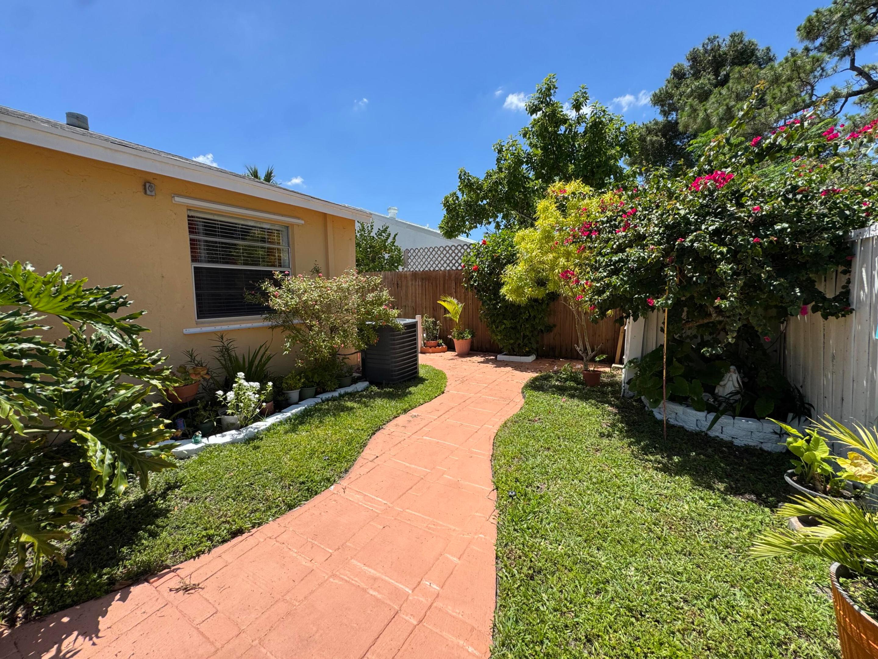 PALM BEACH VILLAS II - Residential