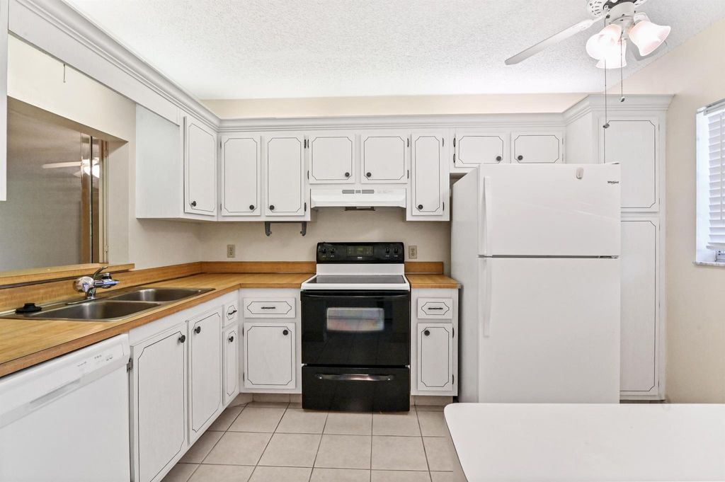 Photo of 2820 SW 22nd Avenue #215, Delray Beach, FL 33445 (MLS # R10985899)