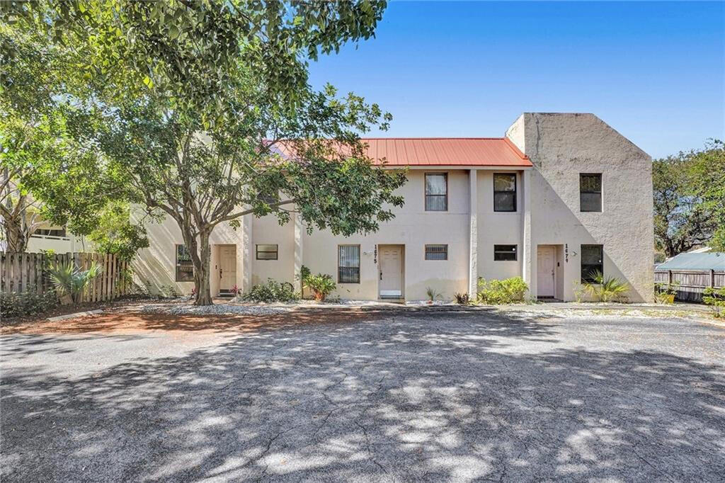 HIDDEN OAKS TOWNHOUSES - Residential