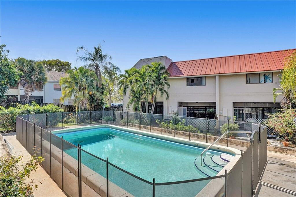 HIDDEN OAKS TOWNHOUSES - Residential