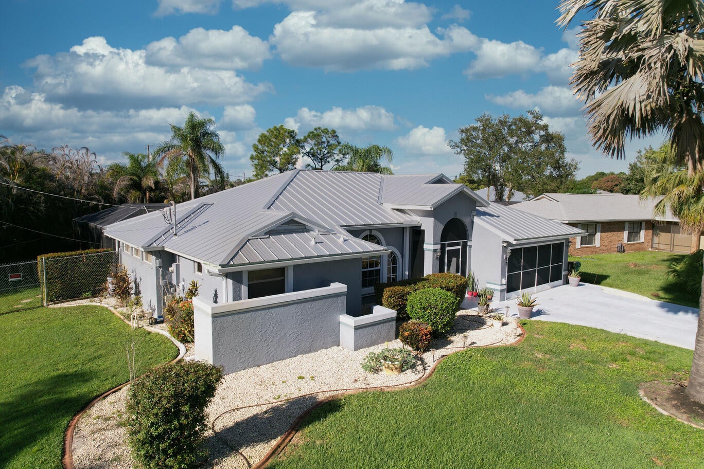 549 SE CLIFF Road - Photo 2