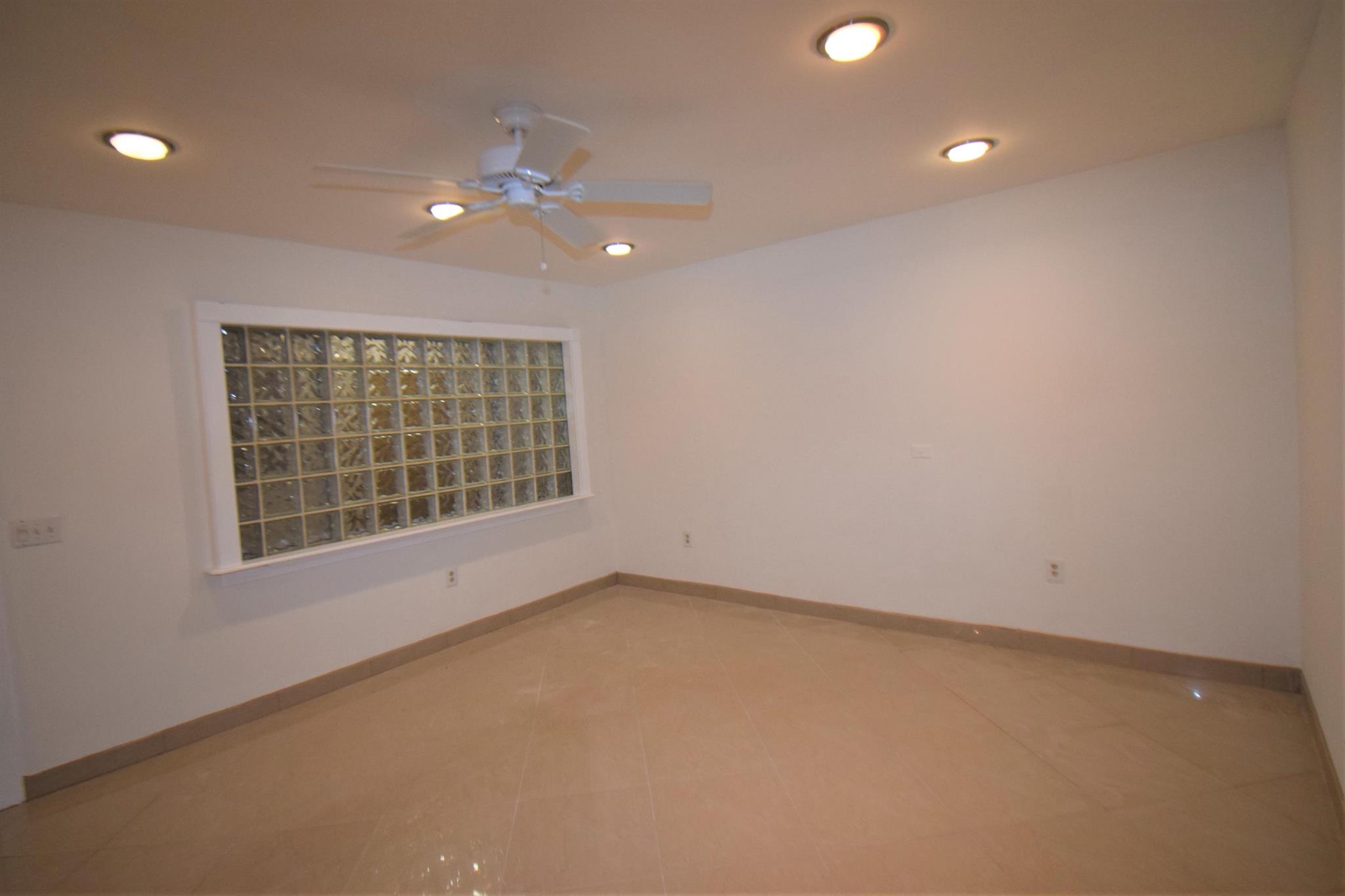 2878 Donnelly 106 Drive 106, Lake Worth, FL, 33462/$199,000 2 2878 Donnelly 106 Drive 106