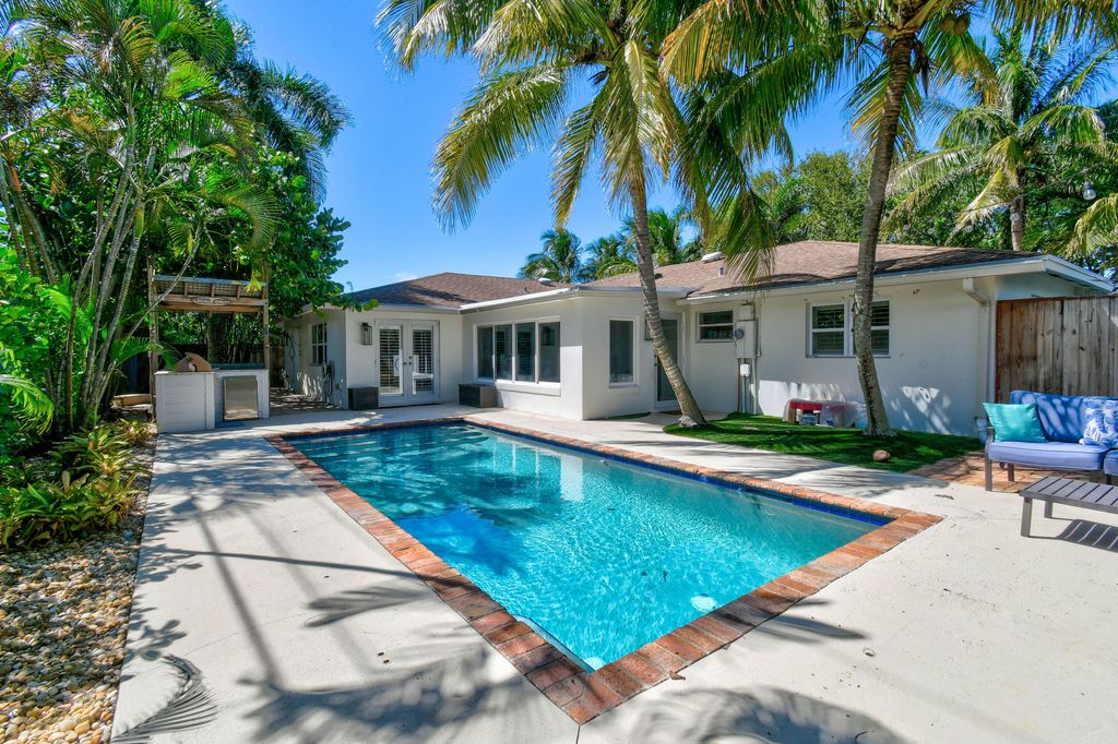 Photo of 106 Windsor Road E, Jupiter, FL 33469 (MLS # R11166066)