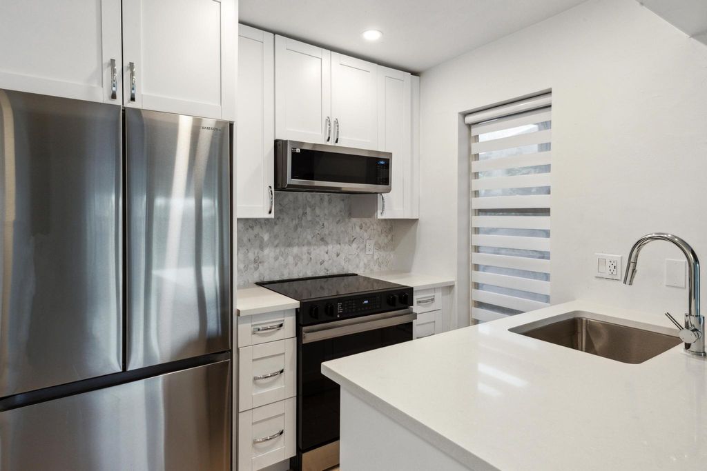 Photo of 410 SE 13th Street #4, Fort Lauderdale, FL 33316 (MLS # B26016210)