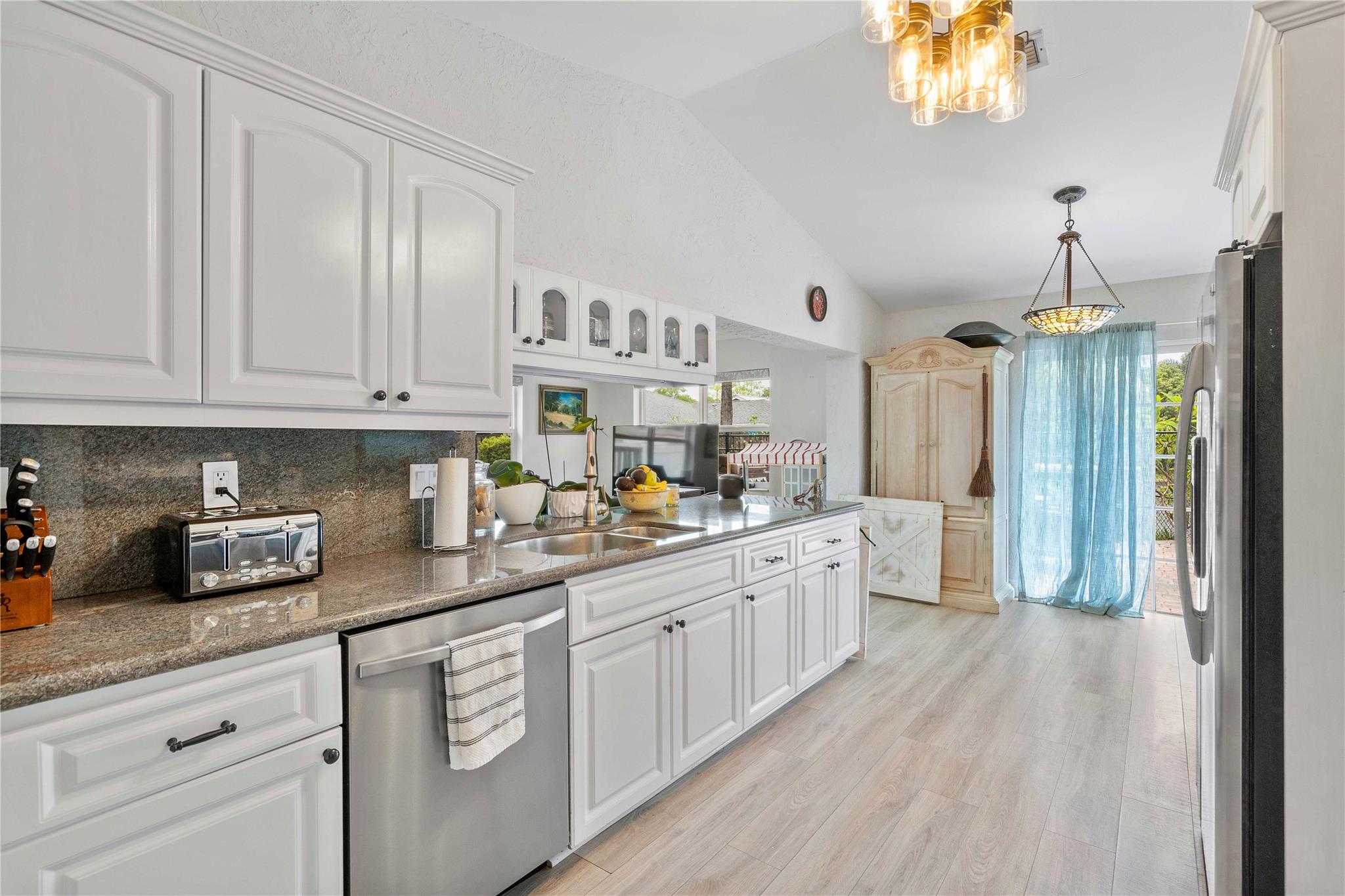 4180 NW 18th Ave, Oakland Park, FL, 33309/$579,900 2 4180 NW 18th Ave