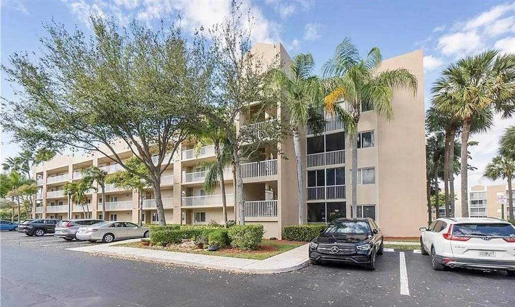 BREATHTAKING WATER VIEWS! SPACIOUS SINGLE ROOM ONLY LOCATED IN A LUXURIOUS ACTIVE SENIOR COMMUNITY OF KINGS POINT. ENJOY ALL THE KINGS POINT AMENITIES, CLUBHOUSE, BILLARDS, FITNESS CENTER, TENNIS, PICKLE-BALL, COURTESY BUSES. CLOSE TO RESTAURANTS, SHOPPING AND MAJOR HIGHWAYS. RENT INCLUDES ALL UTILITIES.