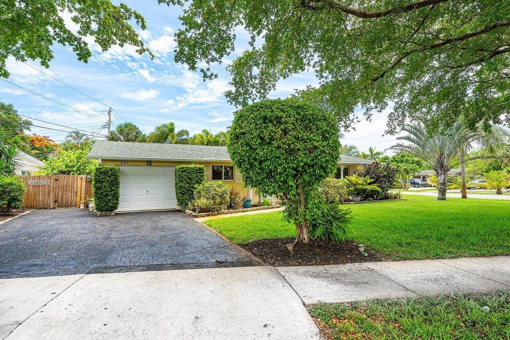 Photo of 701 Gumtree Road, North Palm Beach, FL 33408 (MLS # R10995215)