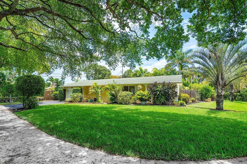 Photo of 701 Gumtree Road, North Palm Beach, FL 33408 (MLS # R10995215)