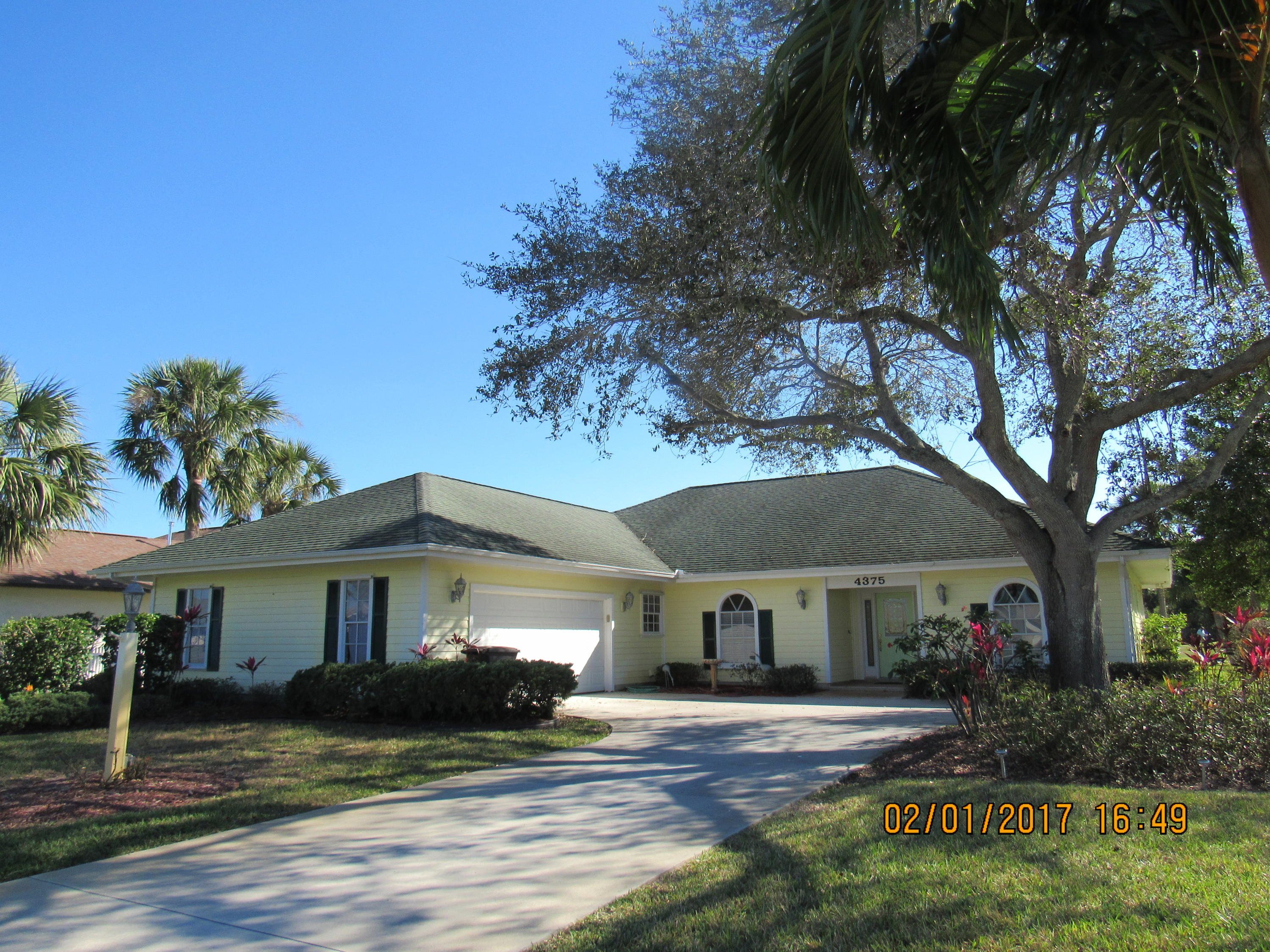 F O R E!!!! Check out this lovely 3/2 home on the golf course. Unique opportunity in Gator Trace, large screened in porch to give you front row views of the golf course 12th fairway and the golfers. Large eat in kitchen, formal dining room and a nice size master suite and bath, 3rd bedroom/den opens up to the back porch, does not have a closet but room form one. tankless water heater. Whole house generator does not work.