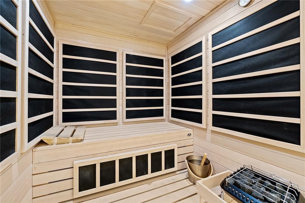 PARAMOUNT - Residential