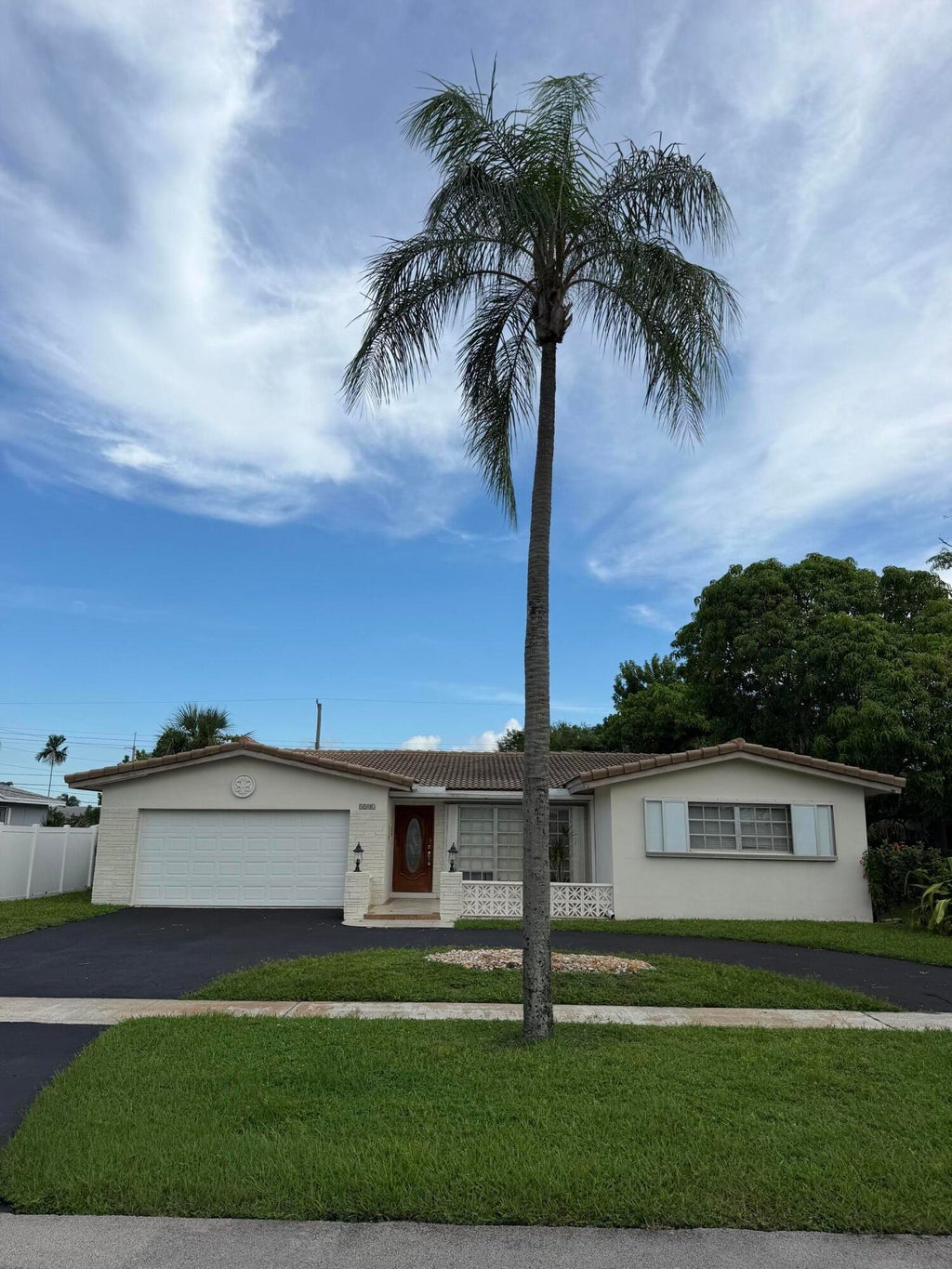 Photo of 5501 MONROE Street, Hollywood, FL 33021 (MLS # B26071099)