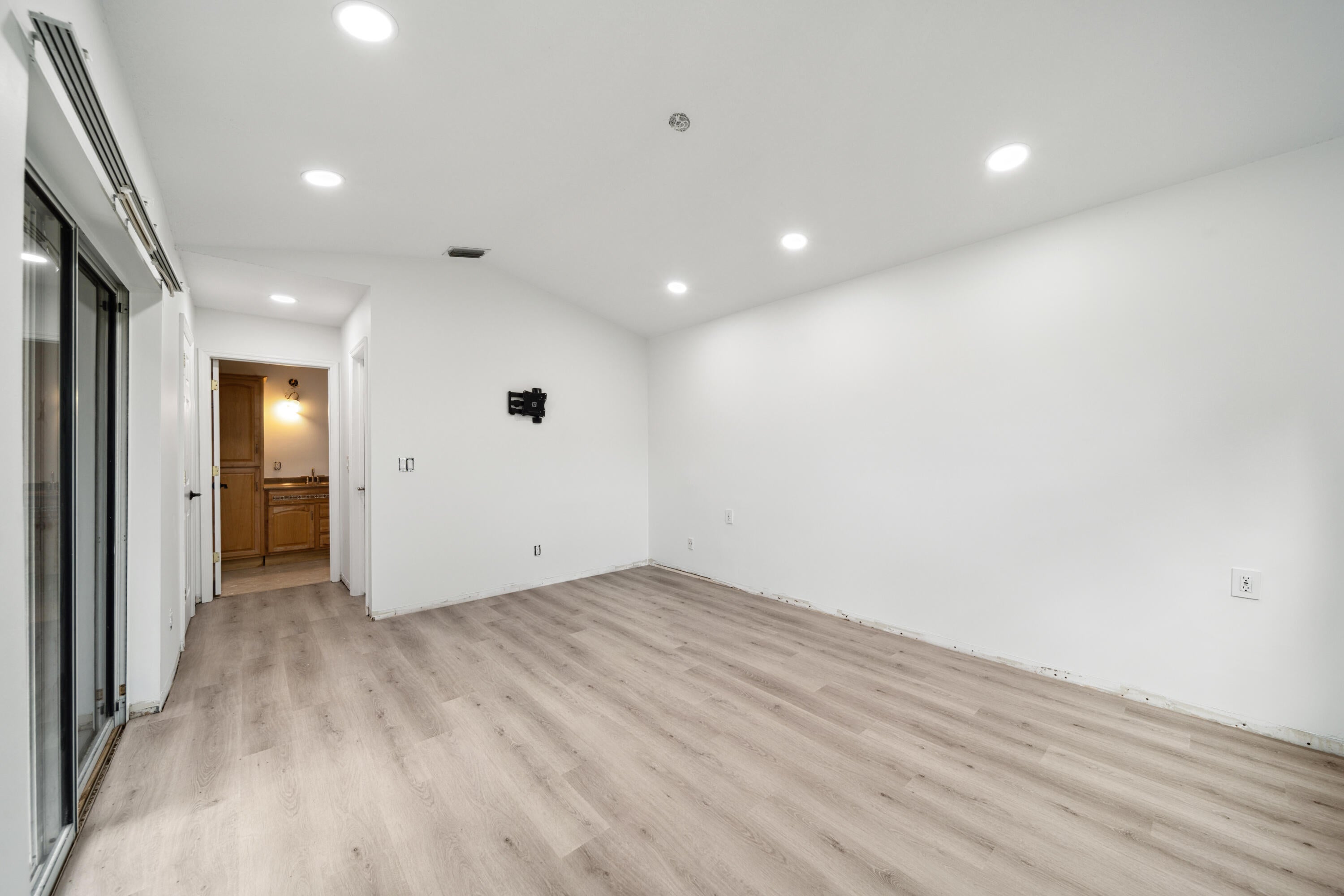 View photos, virtual tours, details... 1129 W LAKES Drive