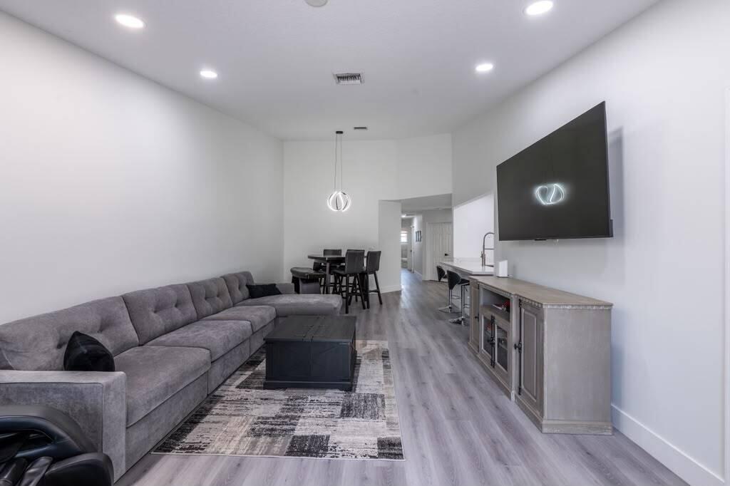 1129 W LAKES Drive