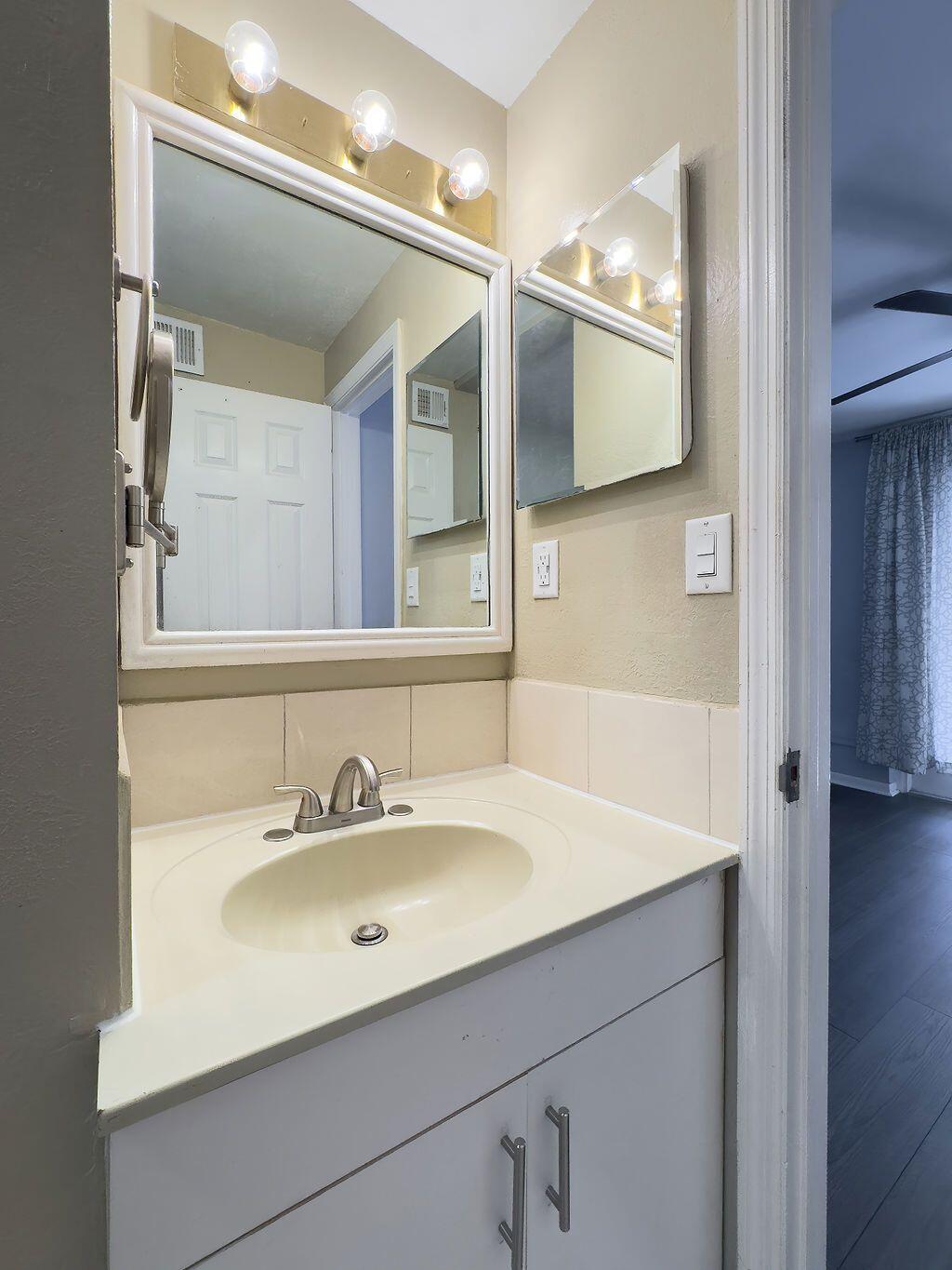 OAKLAND PARK SECOND ADD - Residential Income