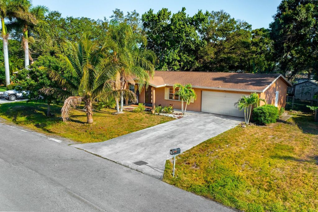 Photo of 1809 Linwood Avenue, Fort Pierce, FL 34982 (MLS # R10982631)