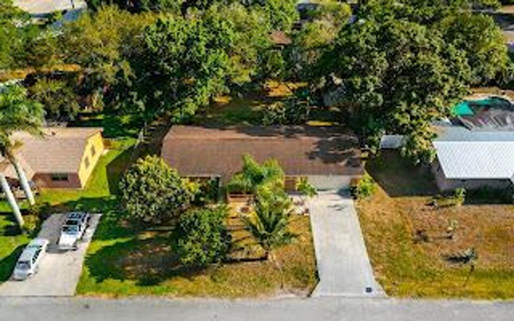 Photo of 1809 Linwood Avenue, Fort Pierce, FL 34982 (MLS # R10982631)