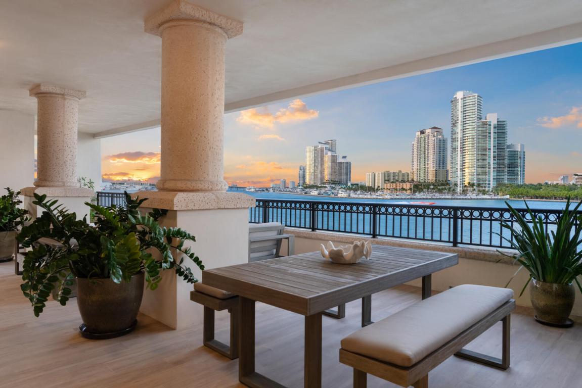 PALAZZO DEL SOL/DELLA LUNA AT FISHER ISLAND CONDO - Residential