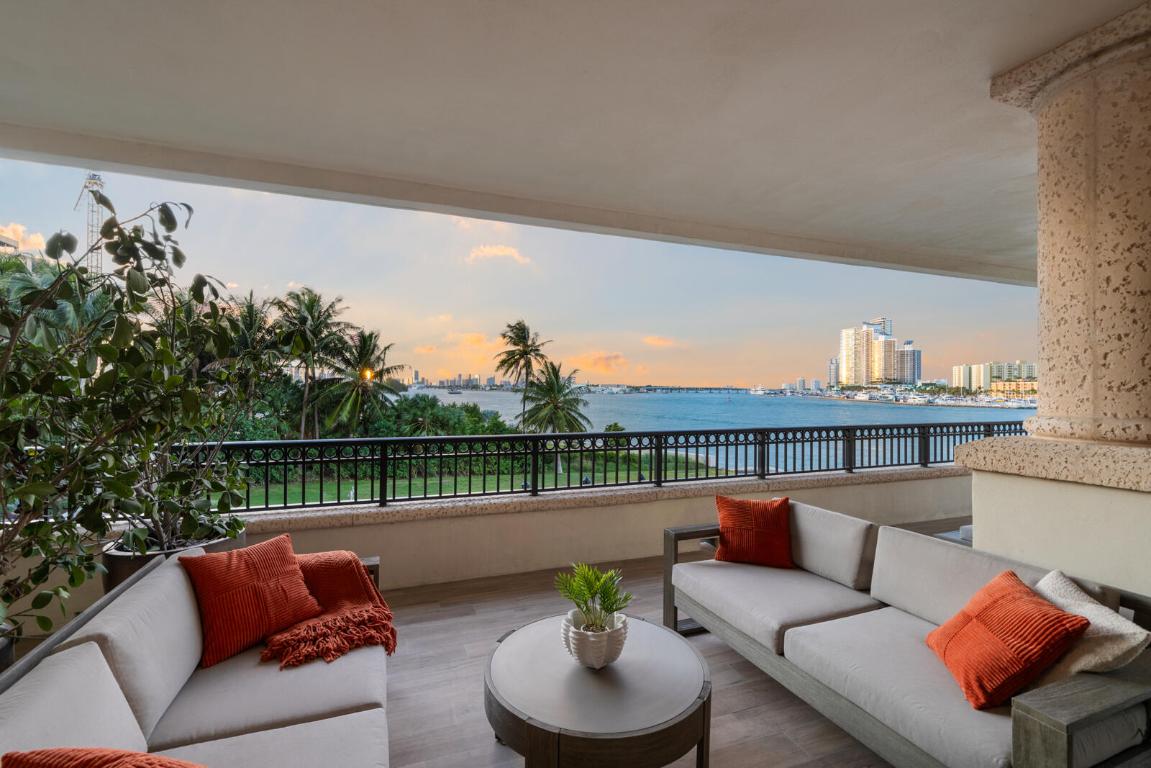 PALAZZO DEL SOL/DELLA LUNA AT FISHER ISLAND CONDO - Residential