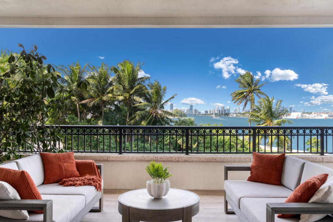 PALAZZO DEL SOL/DELLA LUNA AT FISHER ISLAND CONDO - Residential