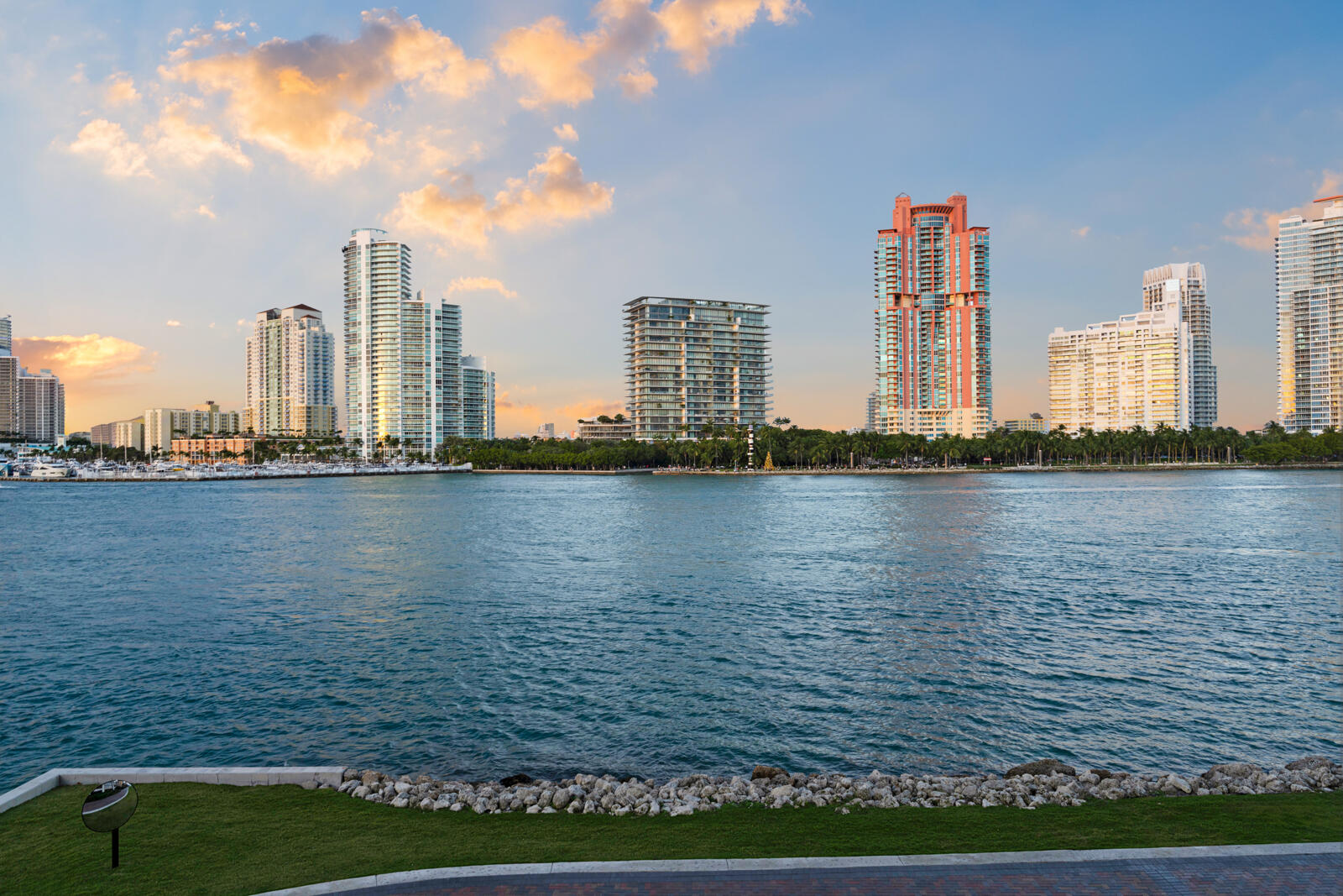 PALAZZO DEL SOL/DELLA LUNA AT FISHER ISLAND CONDO - Residential