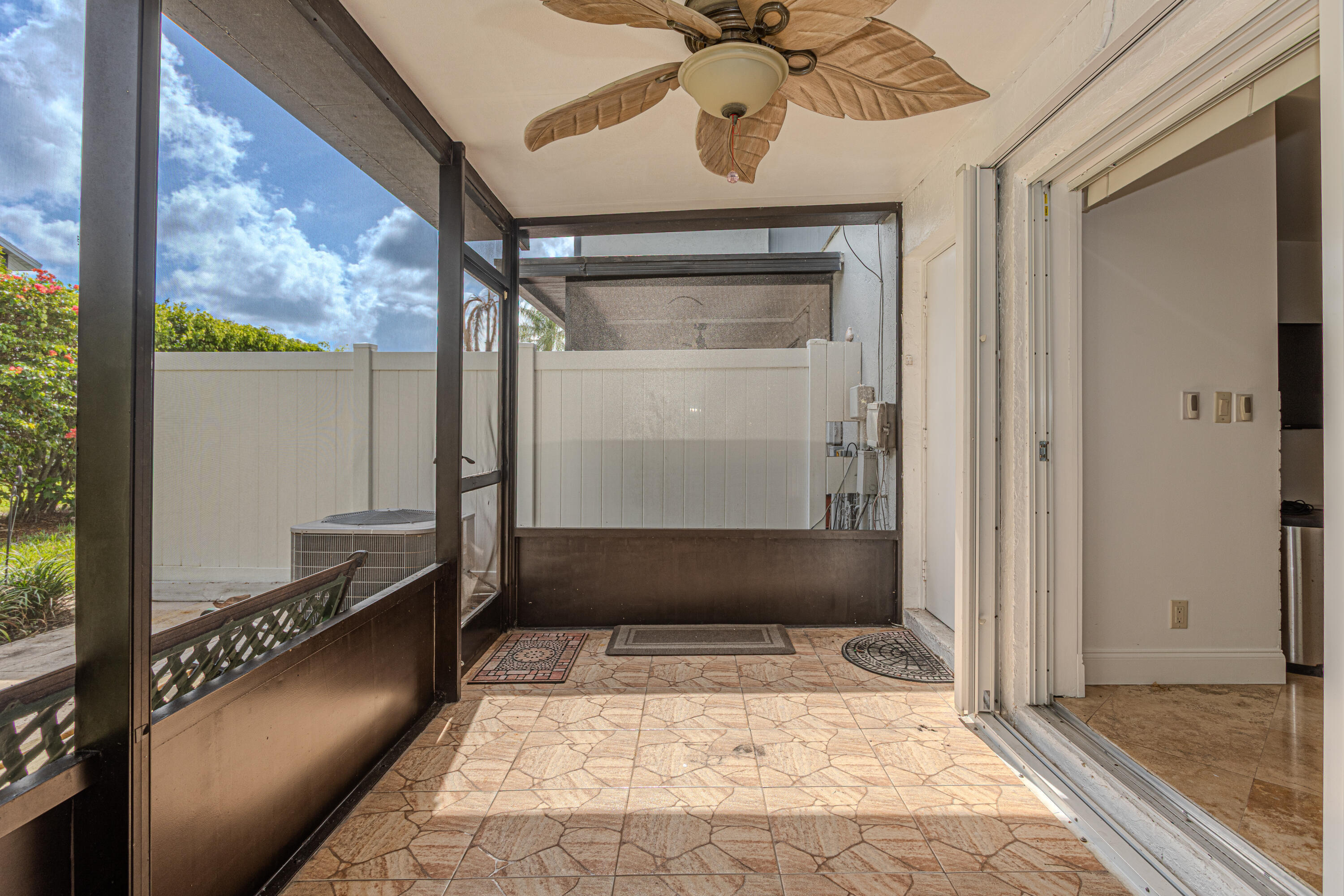 ARBOURS OF THE PALM BEACHES COND - Residential Lease