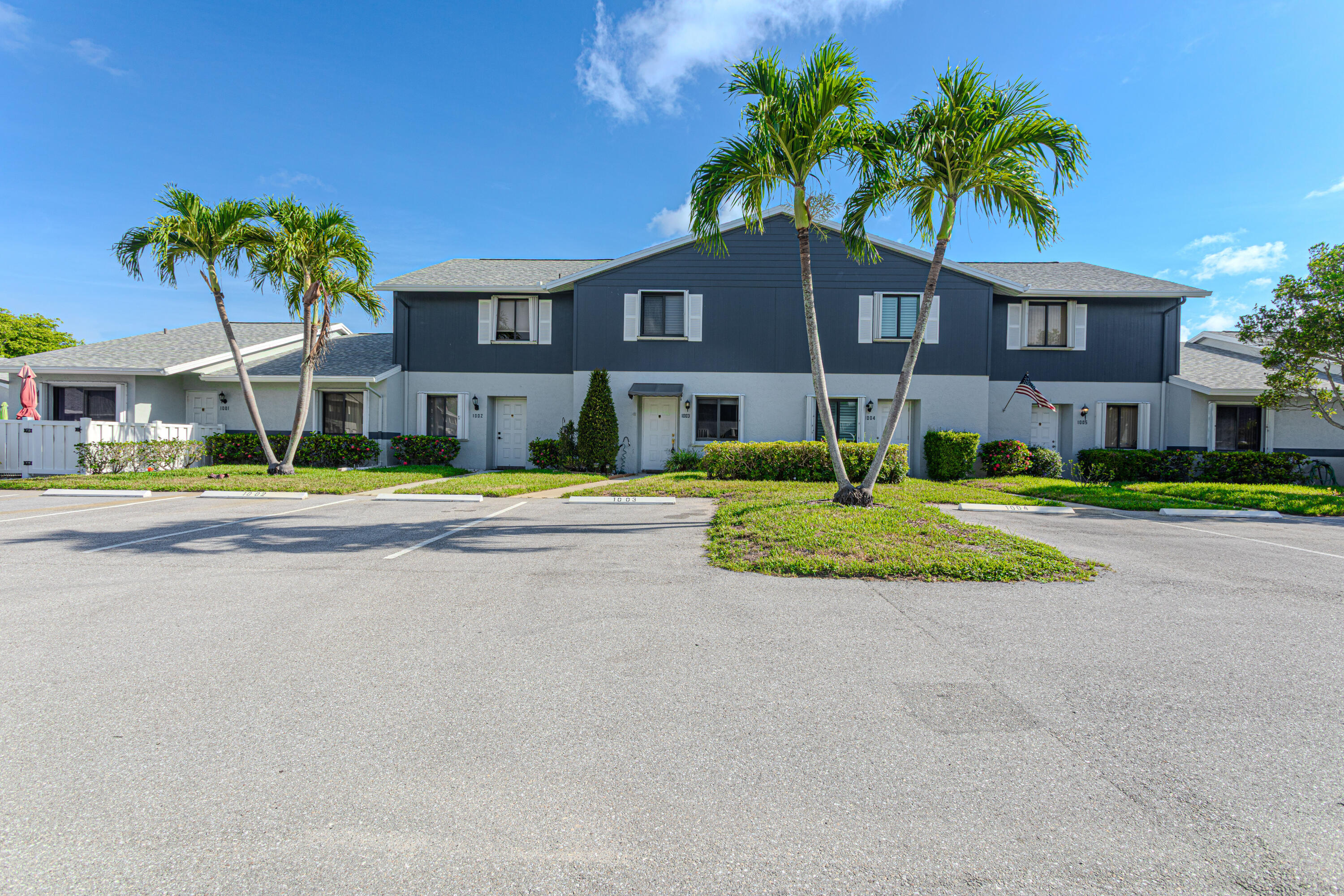 ARBOURS OF THE PALM BEACHES COND - Residential Lease