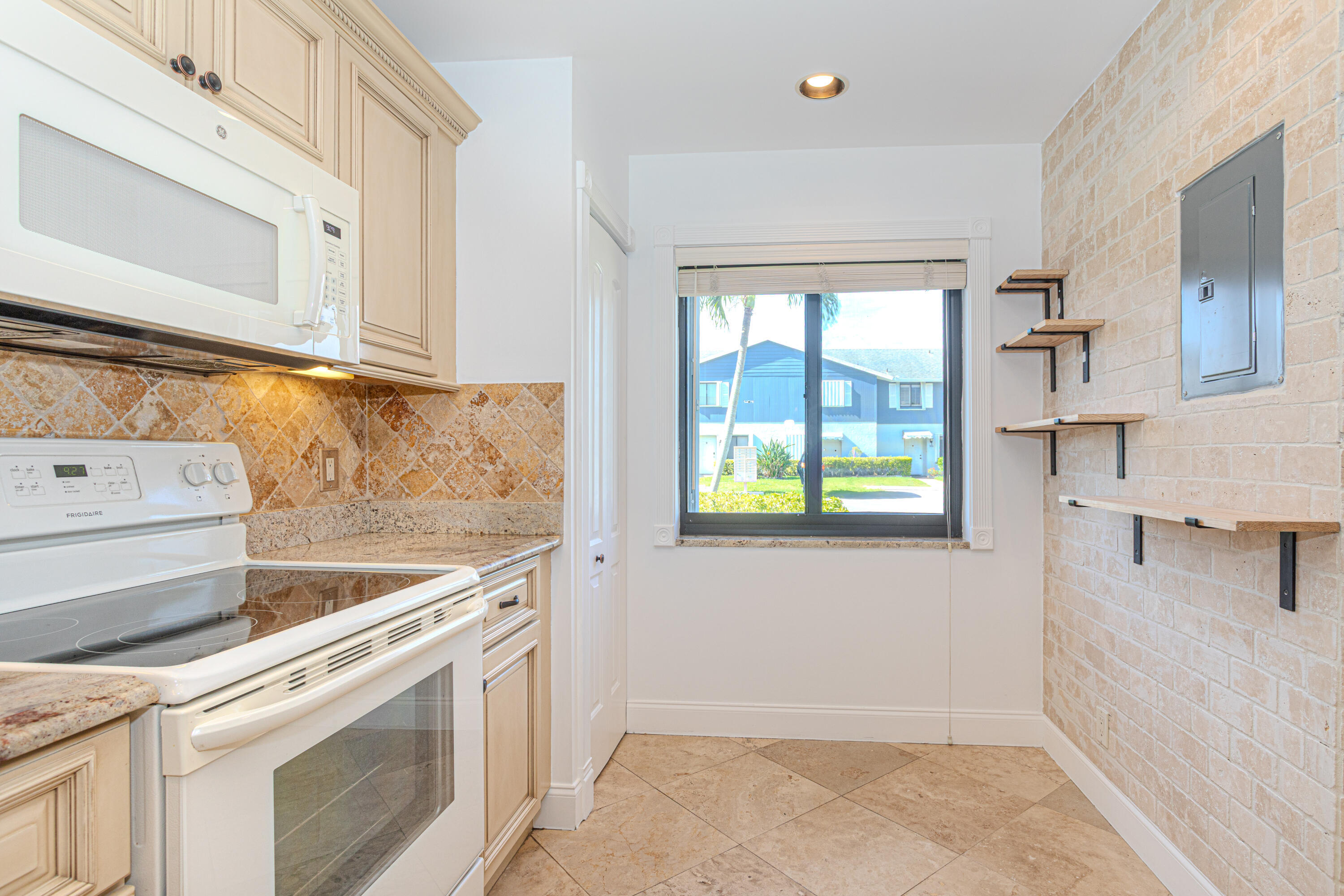 ARBOURS OF THE PALM BEACHES COND - Residential Lease