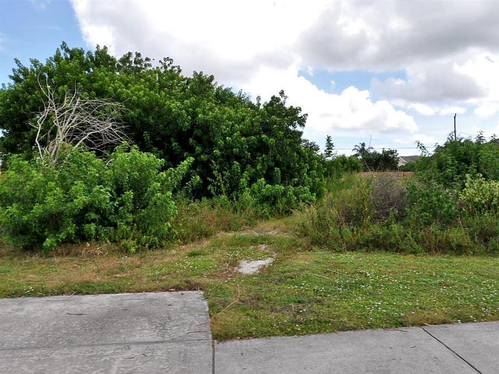 Great building lot close to St Lucie West, schools,and all your shopping.