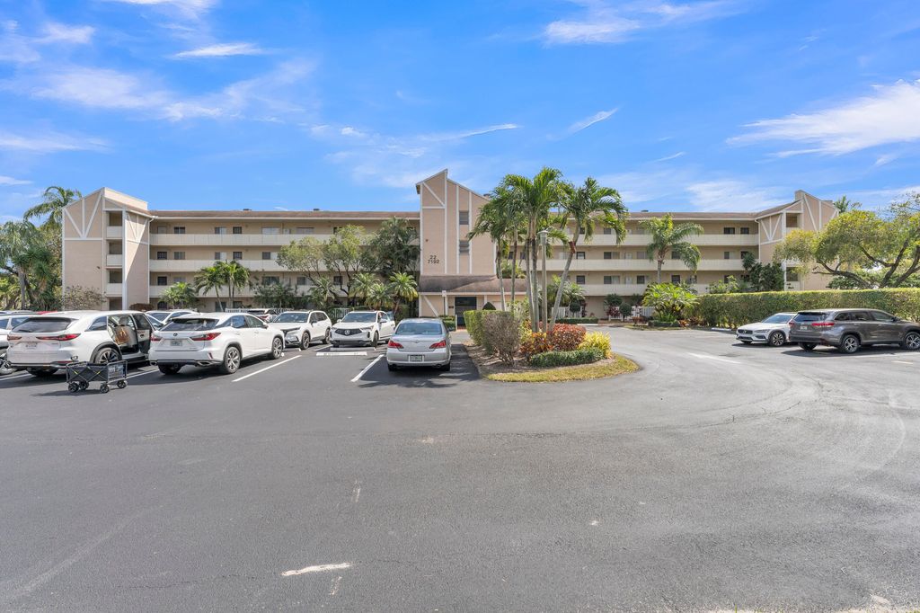 Photo of 7192 Huntington Lane #307, Delray Beach, FL 33446 (MLS # R11163449)