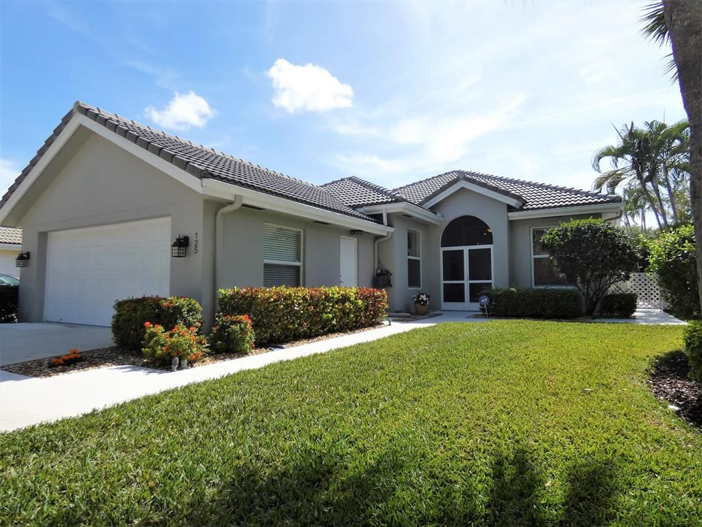 Photo of 125 E Hampton Way, Jupiter, FL 33458 (MLS # R10704285)