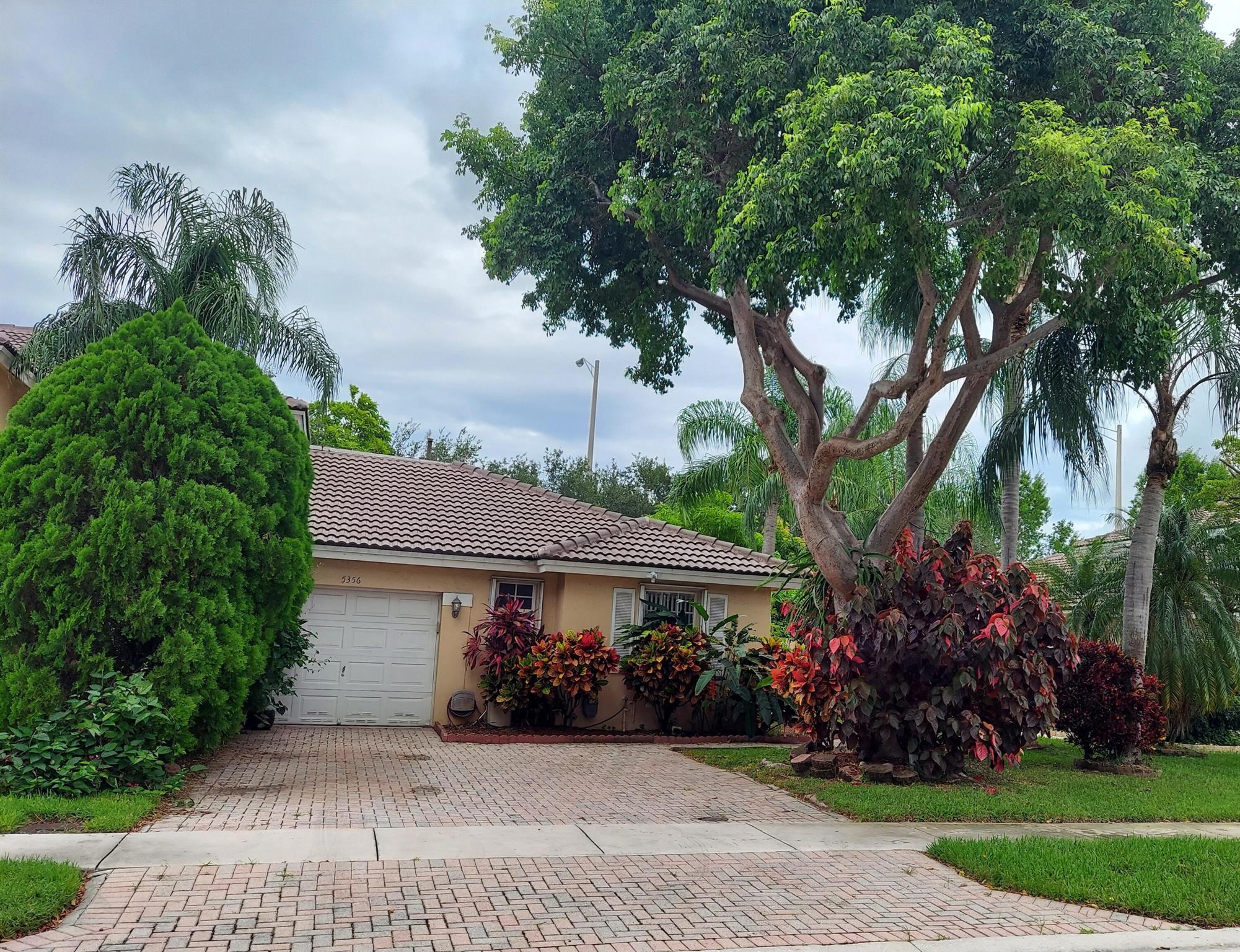DESIRABLE TOWNHOME AT THE TRADEWINDS. THIS GATED COMMUNITY INCLUDES A PLAYGROUND, POOL & CLUBHOUSE. CENTRALLY LOCATED NEAR SCHOOLS, SHOPPING, RESTAURANTS & PARKS. FEATURES 3 BEDROOMS, 2 BATHROOMS, 1 CAR GARAGE, END UNIT WITH HURRICANE SHUTTERS, NEW ROOF. LOW HOA!