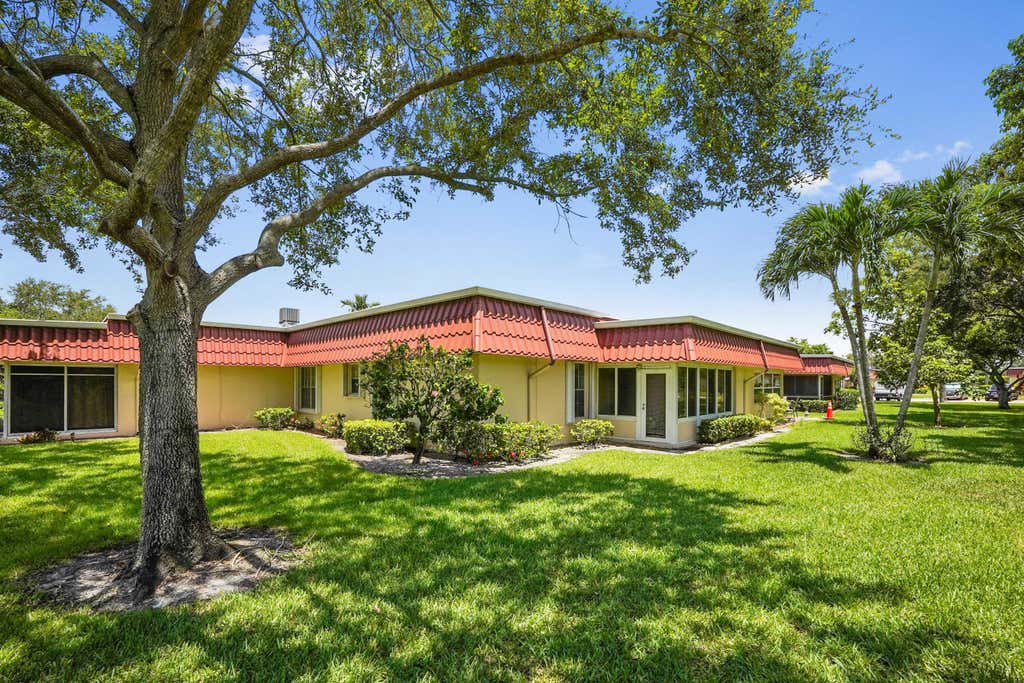 Photo of 301 Cape Cod Circle, Lake Worth, FL 33467 (MLS # R11001405)