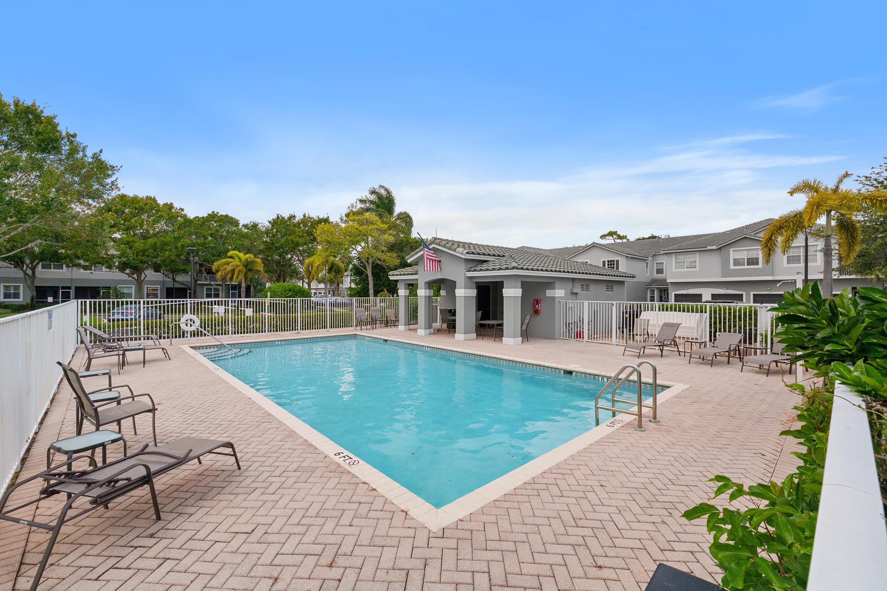 MAGNOLIA BAY CONDOMIMIUM - Residential