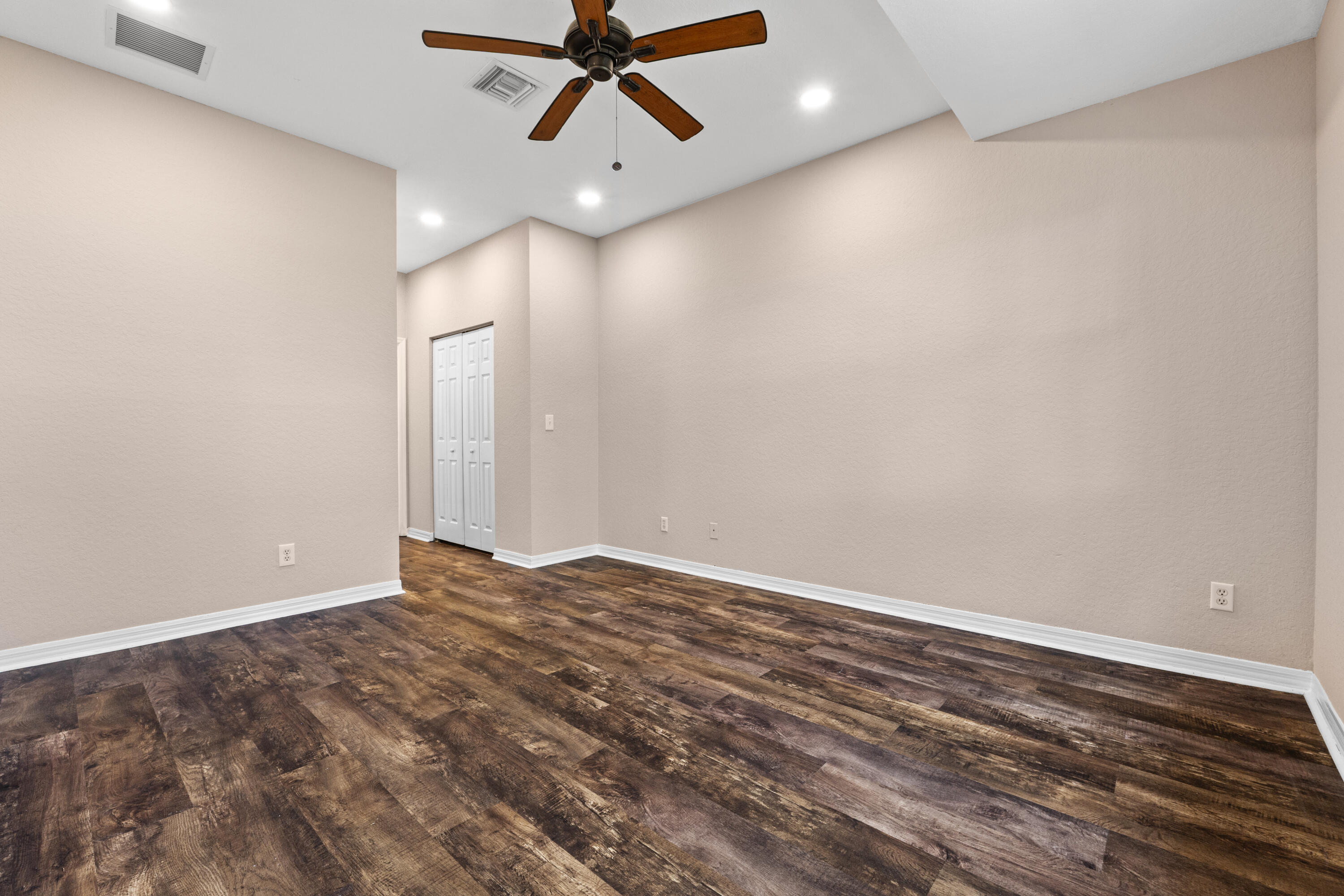 MAGNOLIA BAY CONDOMIMIUM - Residential