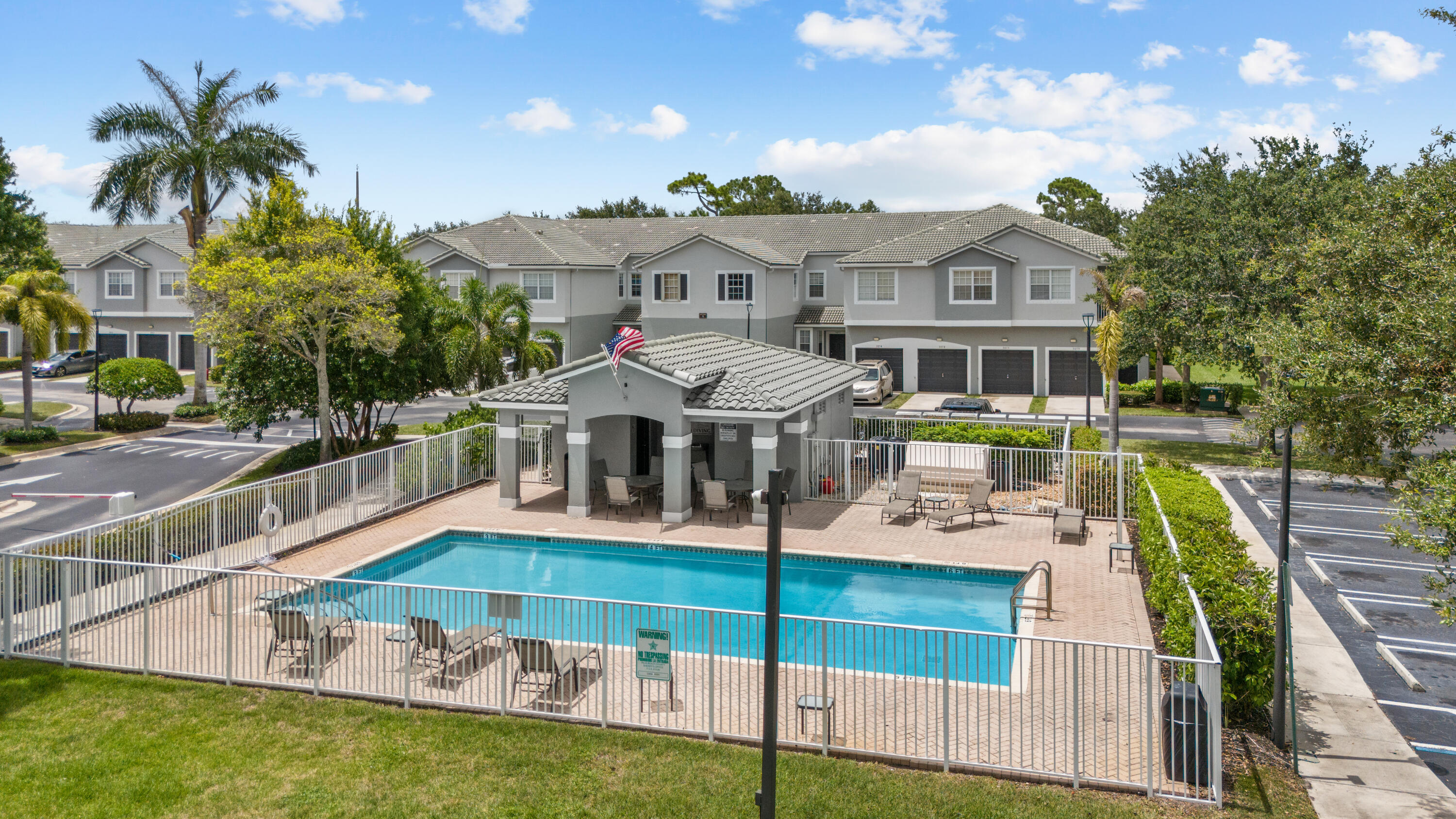 MAGNOLIA BAY CONDOMIMIUM - Residential